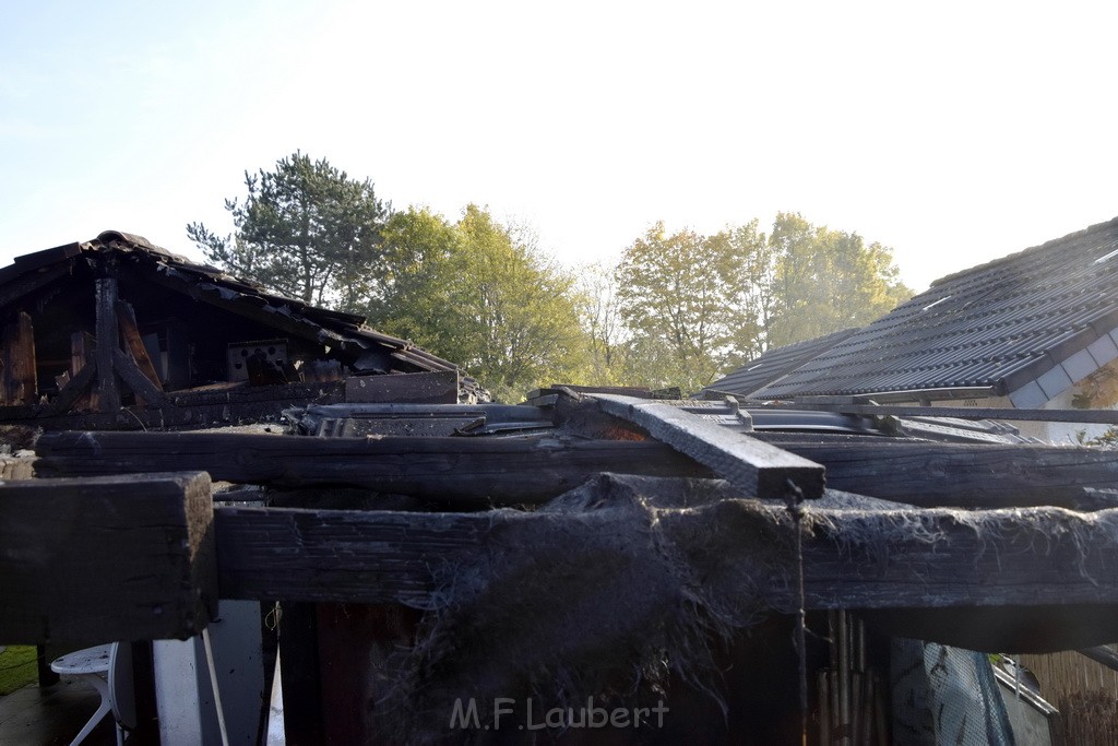 Feuer 1 brannten 3 Lauben Koeln Fuehlingen Kriegerhofstr P113.JPG - Miklos Laubert